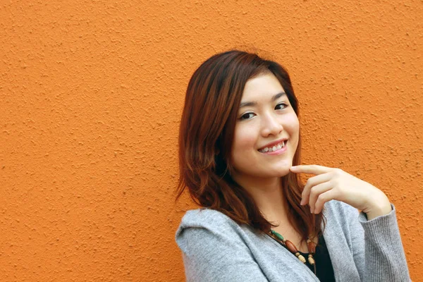 Mooie en jonge Aziatische vrouw — Stockfoto