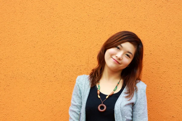 Güzel ve genç bir Asyalı kadın — Stok fotoğraf