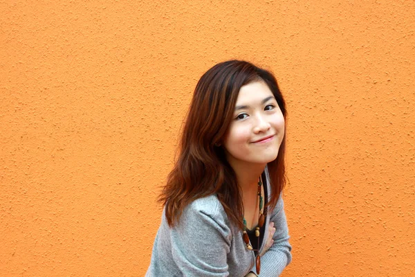 Schöne und junge asiatische Frau — Stockfoto
