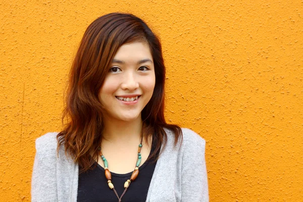 Schöne und junge asiatische Frau lächelnd — Stockfoto