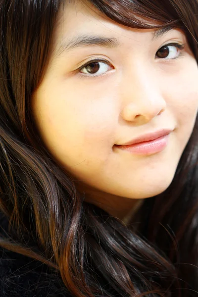 美丽和年轻的亚裔女子肖像 — 图库照片