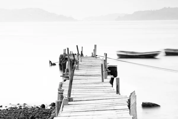 低彩度で木製の桟橋 — ストック写真