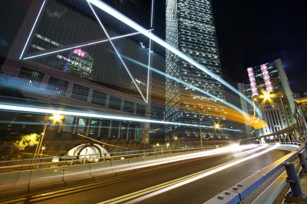 Verkeer door het centrum van hong kong's nachts — Stockfoto