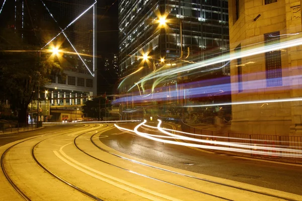 Современный город с ночным движением — стоковое фото