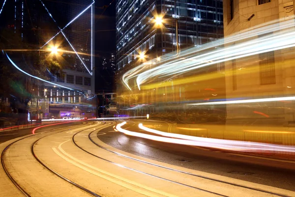 Trafiken genom centrum av hong kong på natten — Stockfoto