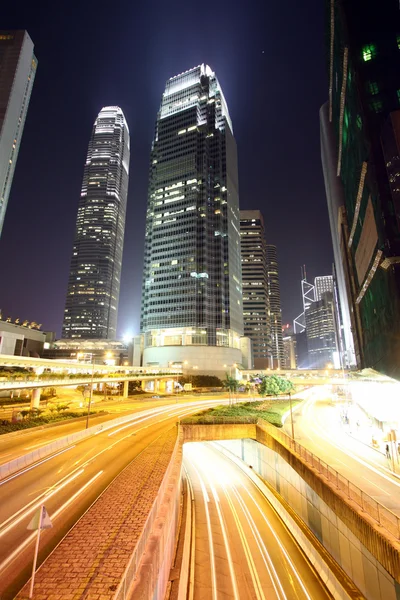 夜に近代的な都市を交通します。 — ストック写真