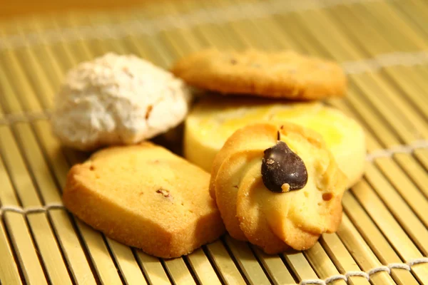 Kekse auf Bambusteller — Stockfoto