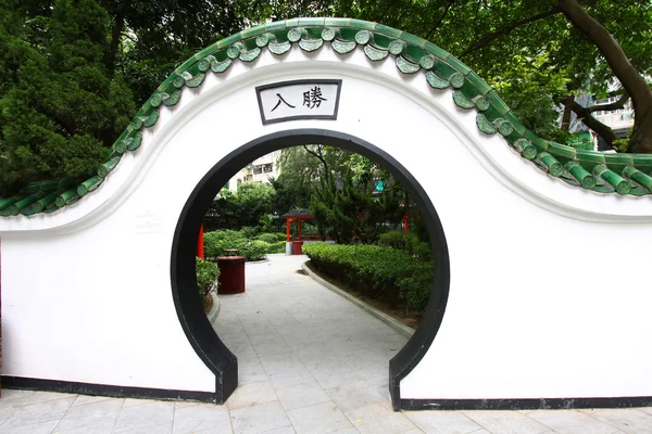 Chinese door in garden — Stock Photo, Image