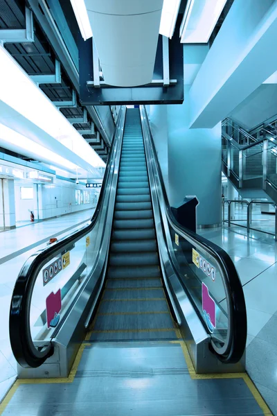 Escada rolante em movimento na estação de metrô — Fotografia de Stock