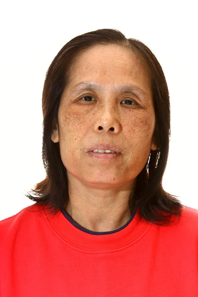 Een 50s Aziatische vrouw geïsoleerd op witte achtergrond — Stockfoto