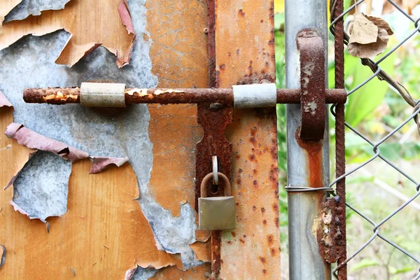 Porta enferrujada e fechadura — Fotografia de Stock