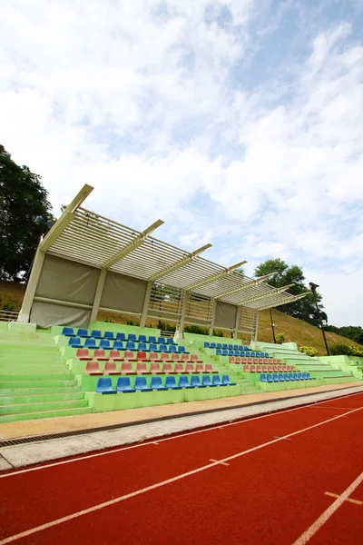 Cadeiras de estádio e pista de corrida — Fotografia de Stock