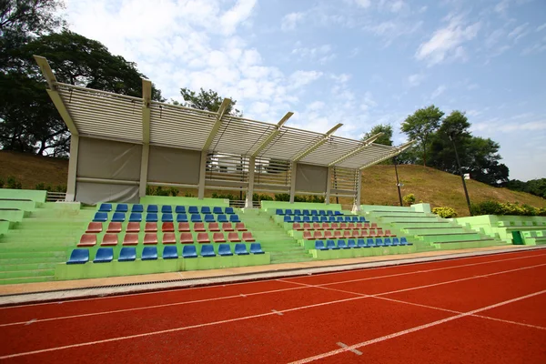 Stadion stoelen en atletiekbaan — Stockfoto