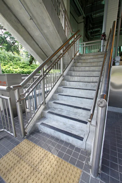 Escaleras en la estación de tren — Foto de Stock