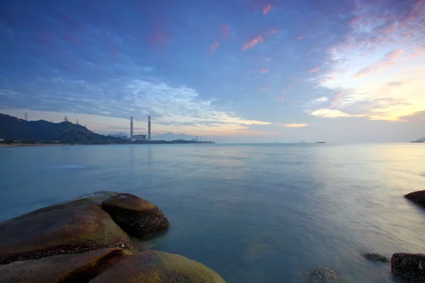 Zonsondergang langs de kust in hong kong — Stockfoto