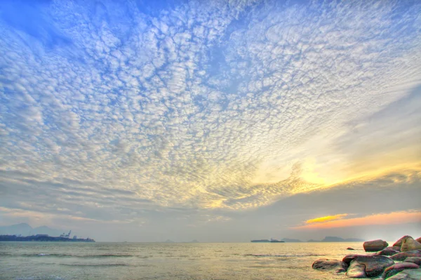 Zonsondergang langs de kust in de hdr-afbeelding — Stockfoto
