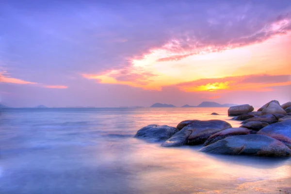 Закат вдоль побережья на изображении HDR — стоковое фото