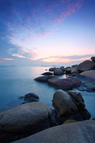 Günbatımı sahil boyunca uzun pozlama altında — Stok fotoğraf
