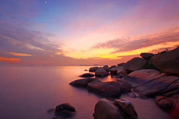海に沈む夕日。長い露出の下で自然の組成. — ストック写真