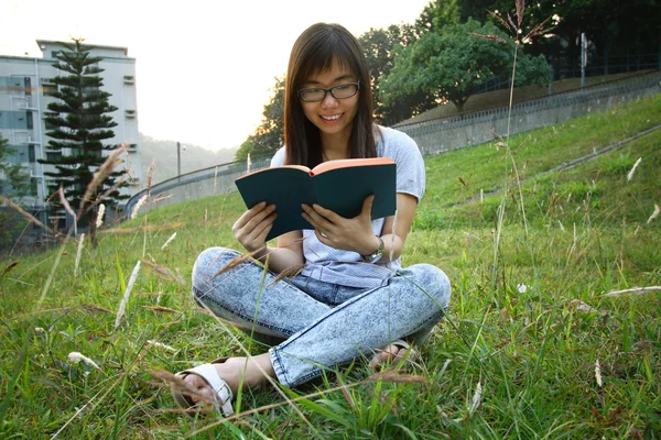 Asian girl reading in university — Stock Photo, Image