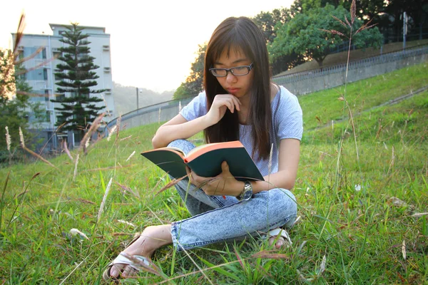 Asyalı kız üniversitede okurken — Stok fotoğraf