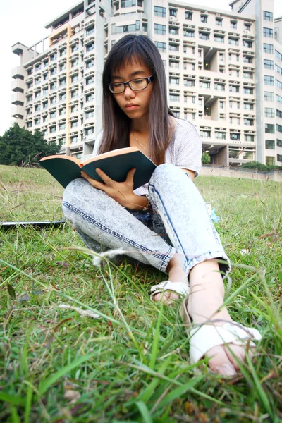 Asiatico ragazza lettura in università — Foto Stock