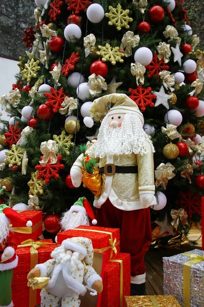 Санта Клаус і різдвяна ялинка — стокове фото