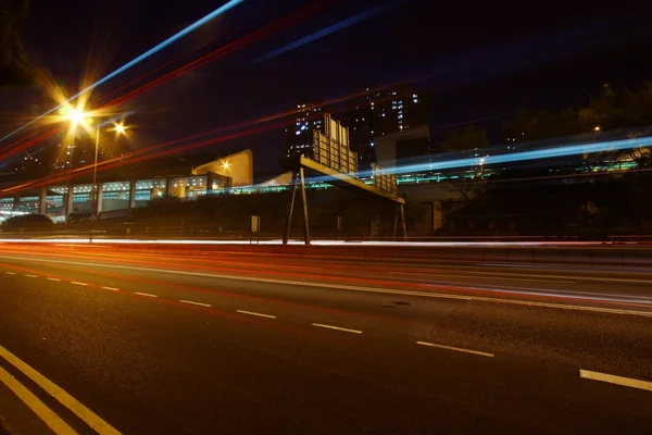 Ciudad moderna con tráfico nocturno — Foto de Stock