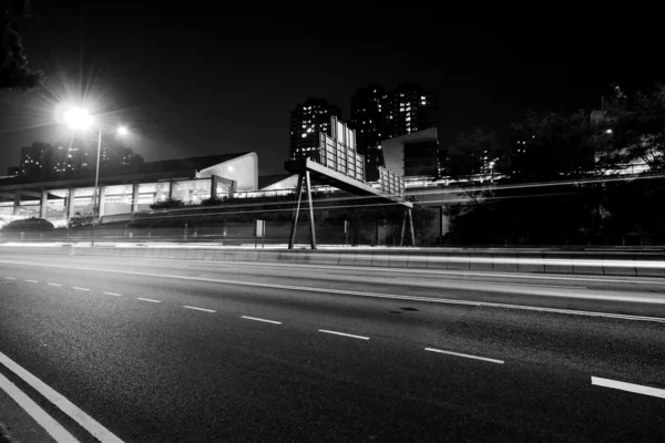 Trafik i modern stad i svart och vit ton — Stockfoto