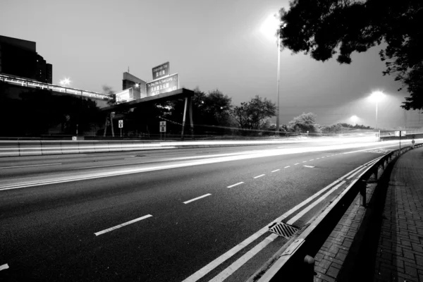 Trafic dans la ville moderne en noir et blanc — Photo