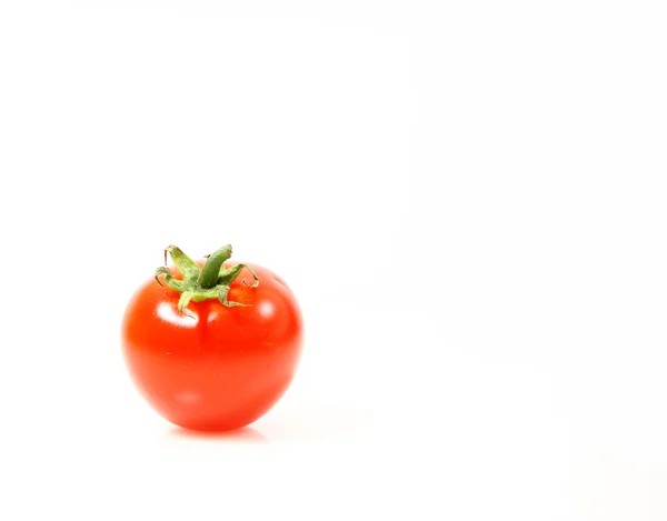Tomate cereja isolado sobre fundo branco — Fotografia de Stock