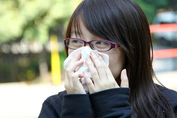 Asijské kýchnutí dívka — Stock fotografie