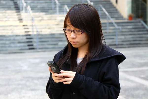 Asiatische Frau SMS-Nachricht per Telefon — Stockfoto