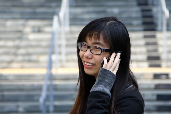 Азиатская женщина говорит по телефону — стоковое фото