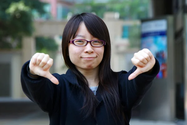 Aziatische vrouw duim omlaag — Stockfoto
