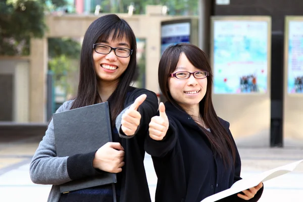 Asiatisk kvinna med tumme upp — Stockfoto