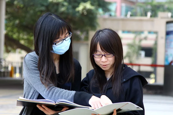 Estudiantes asiáticos estudiando y discutiendo en la universidad — Foto de Stock