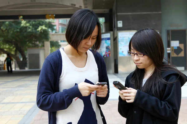 Asiatique femme en utilisant téléphone mobile — Photo