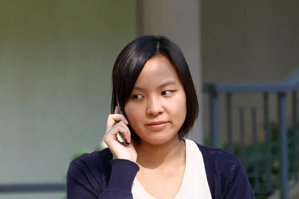 Μιλάμε τηλέφωνο γυναίκα της Ασίας — Φωτογραφία Αρχείου