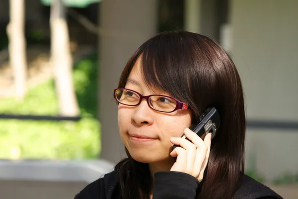 Азиатская женщина говорит по телефону — стоковое фото