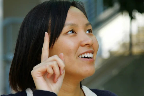 Aziatische vrouw met een idee — Stockfoto