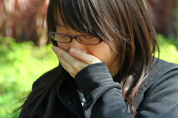 Mujer asiática estornudando —  Fotos de Stock