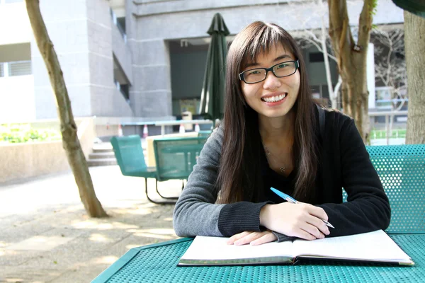 Menina asiática estudando na universidade — Fotografia de Stock