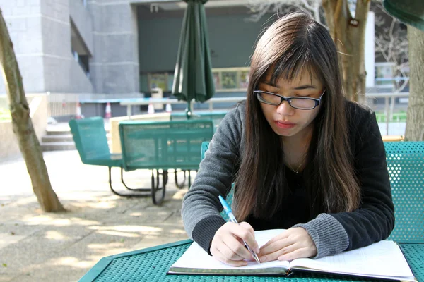 在大学学习的亚洲女孩 — 图库照片