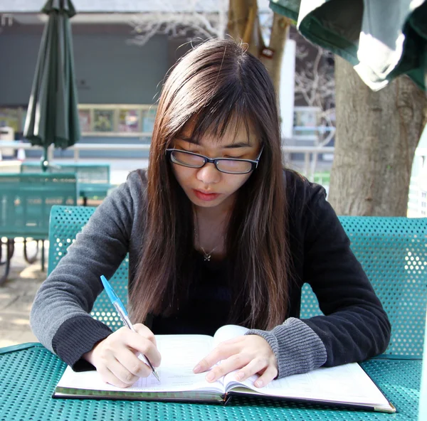 Asian dziewczyna studiuje na Uniwersytecie — Zdjęcie stockowe
