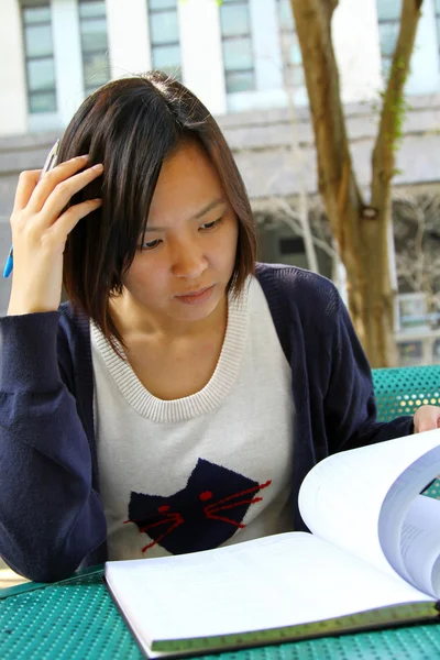 Asiatische Mädchen studieren in der Universität — Stockfoto