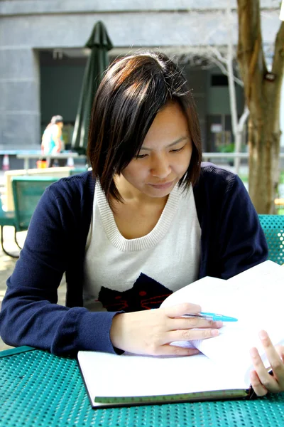 Asiatisk tjej som studerar vid universitet — Stockfoto