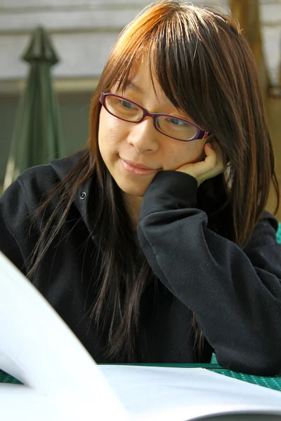 Ázsiai lány Egyetemen tanul — Stock Fotó