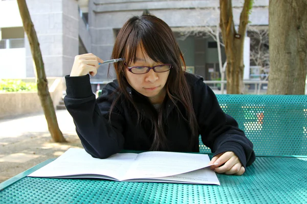 Aziatisch meisje studeren in Universiteit — Stockfoto