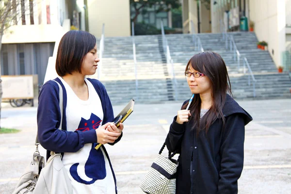 Asijské studenti studovat a diskutovat o univerzitě — Stock fotografie